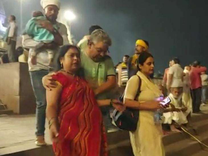 लाल रंग की साड़ी में आकांक्षा दुबे की मां हैं। साथ में उनके पति और पीले रंग की शूट में बहन हैं। शाम को आकांक्षा का अंतिम संस्कार किया गया।