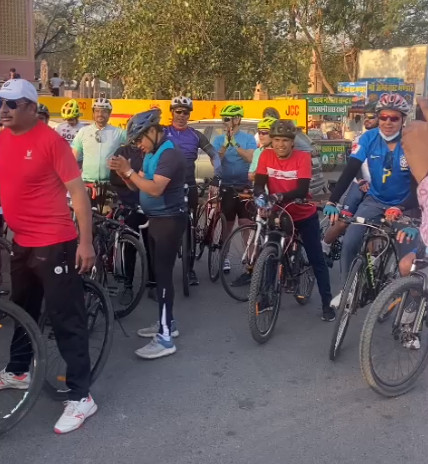 मंगलवार सुबह डॉक्टर्स ने आरटीएच के विरोध में साइकिल रैली निकाली।