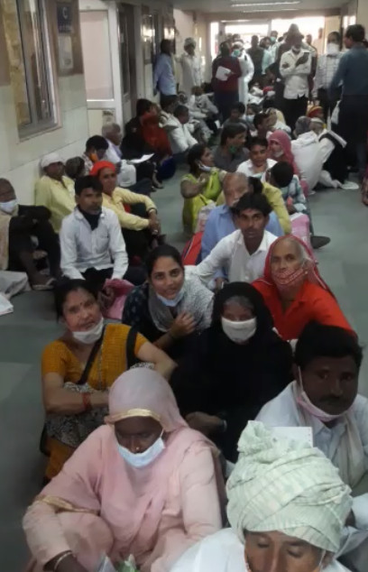 मंगलवार को एसएमएस की ओपीडी में लगी मरीजों की लंबी कतार।