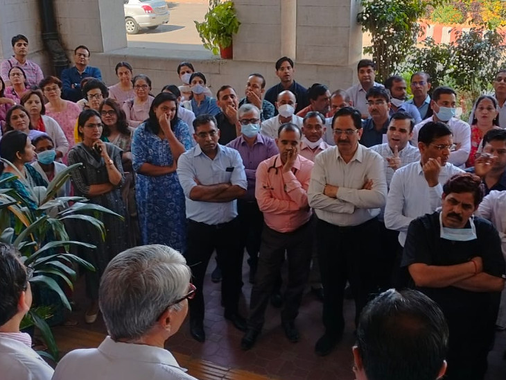 मंगलवार सुबह एसएमएस हॉस्पिटल में सुपरिंटेंडेंट ऑफिस के बाहर इकट्‌ठा हुए डॉक्टर।