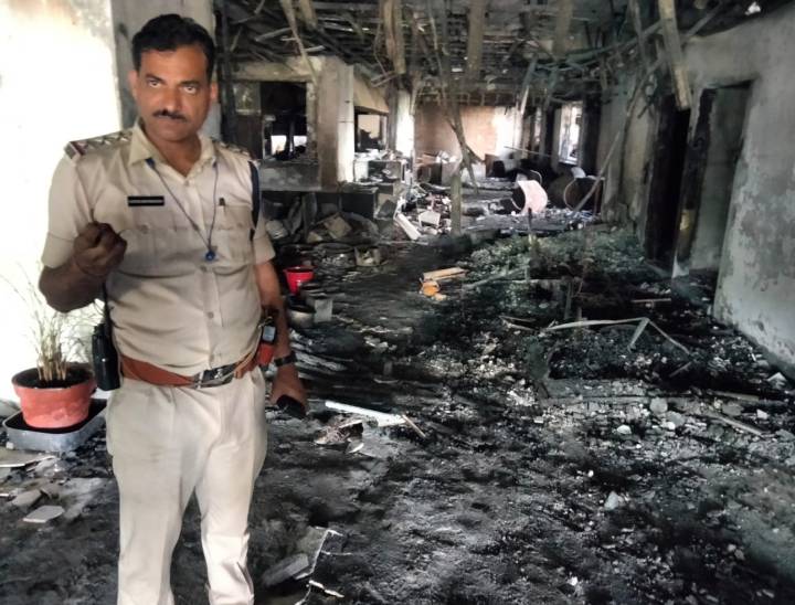 राऊ थाना प्रभारी नरेंद्र रघुवंशी, जो आग के बीच कूद पड़े और रेस्क्यू कर पांचवें फ्लोर पर फंसी एक बुजुर्ग महिला को बचाया।