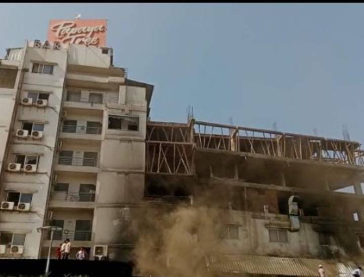 राऊ सर्कल स्थित होटल जिसमें बुधवार सुबह आग लगी और लोगों को रेस्क्यू कर सुरक्षित निकाला गया।