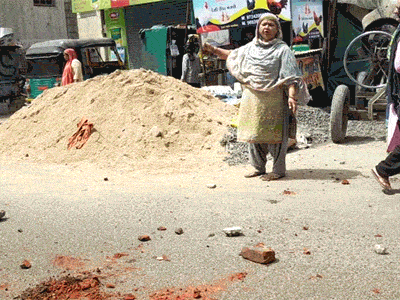 यह वीडियो वडोदरा में हंगामें के बाद का है, जिसमें सड़कों पर पत्थर ही पत्थर दिख रहे हैं।