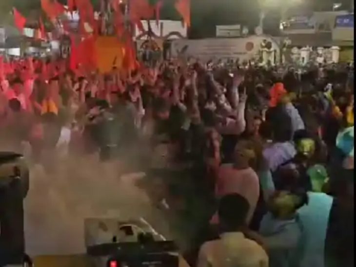 बुधवार की देर रात तक मां दंतेश्वरी मंदिर के सामने भक्त झूमते नजर आए।