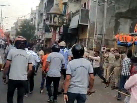 यह वडोदरा जिले के कुंभारवाडा इलाके का वीडियो है। इसमें कुछ लोग पुलिस के सामने पथराव करते हुए दिख रहे हैं।