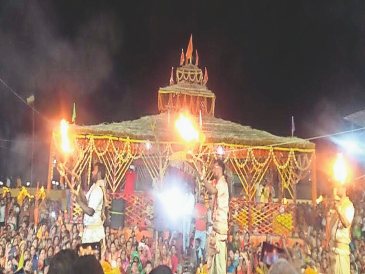 Acharyas of Dashashwamedh Ghat performed Maha Aarti in Rudra Chandi