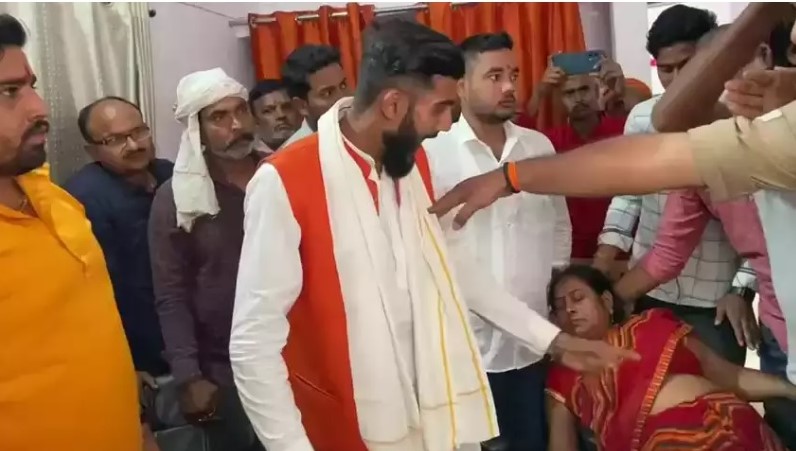 सारनाथ थाने पर रोते-रोते बेहोश हुई मधू दुबे ।