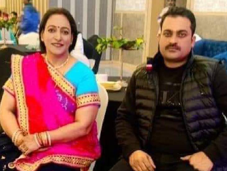 गुलाम नीलम करवरिया के बगल में बैठकर फोटो खिंचवाता है।