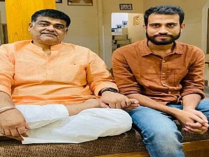 उदयभान करवरिया के साथ सदाकत की यह तस्वीर एक मार्च को वायरल हुई थी।सपा ने इसे ट्वीट कर सवाल उठाए थे।