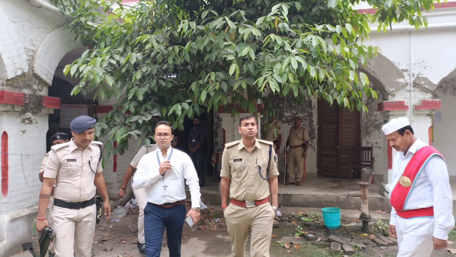 सारण MLC चुनाव में निरीक्षण करते जिलाधिकारी राजेश मीणा, साथ मे SP गौरव मंगला।