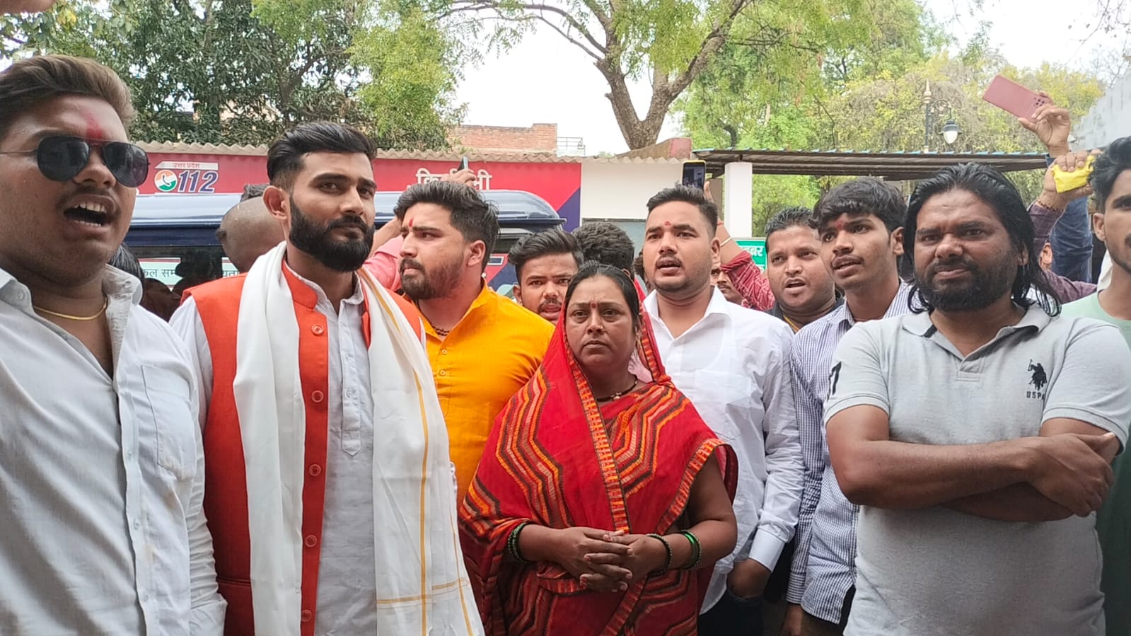 सारनाथ थाने पर समर्थकों और परिजनों के साथ पहुंची आकांक्षा दुबे की मां मधू दुबे।