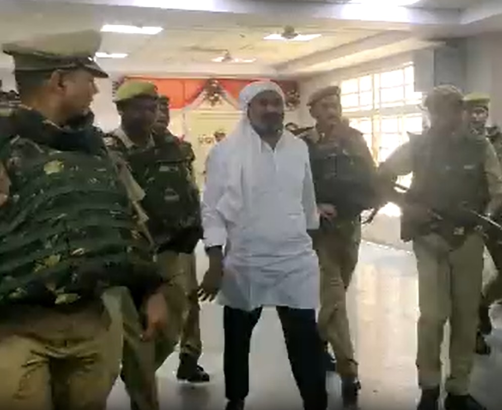 राजू पाल मर्डर केस में गवाह उमेश पाल का 28 फरवरी, 2006 को अपहरण कर लिया गया था। अतीक अहमद को इसी केस में उम्रकैद हुई है। फोटो में दिख रहे अशरफ अहमद (सफेद कुर्ते में) को कोर्ट ने बरी कर दिया।