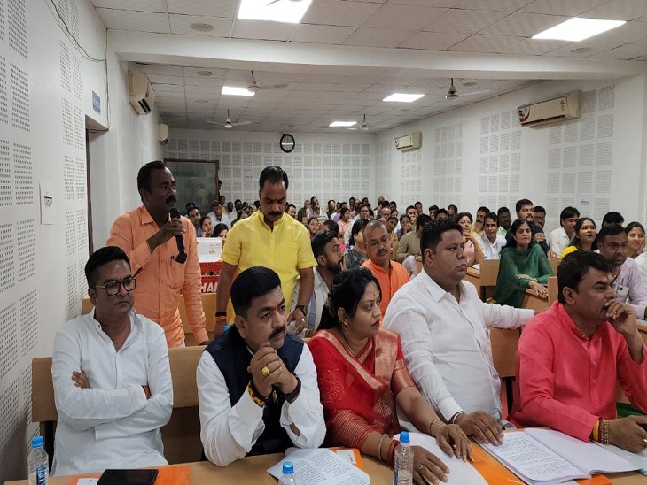 सामान्य सभा के दौरान बैठे भाजपा व कांग्रेस पार्षद - Dainik Bhaskar