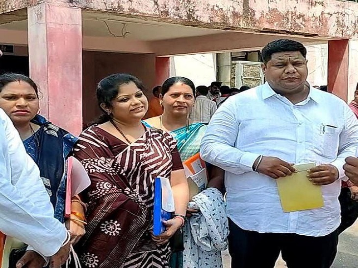 सदन की कार्यवाही के बाद बाहर खड़े भाजपा पार्षद पीयूष मिश्रा व अन्य