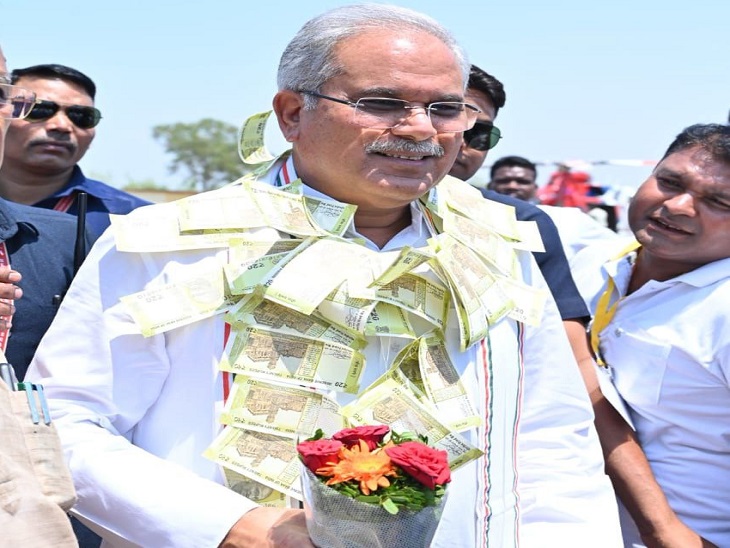 नोटों की माला पहने हुए सीएम - Dainik Bhaskar
