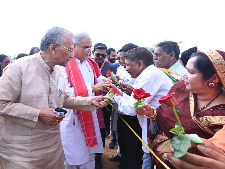 लोगों ने गुलाब का फूल देकर सीएम का किया स्वागत