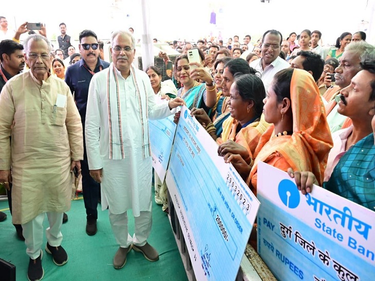 हितग्राहियों को चेक वितरित करते सीएम