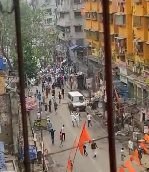 31 मार्च को शिबपुर के काजीपारा में भीड़ ने रिहायशी बिल्डिंगों पर पत्थर और बोतलें फेंकीं। स्थानीय लोगों के मुताबिक, हमलावरों की संख्या ज्यादा होने की वजह से पुलिस भी यहां से हट गई थी।