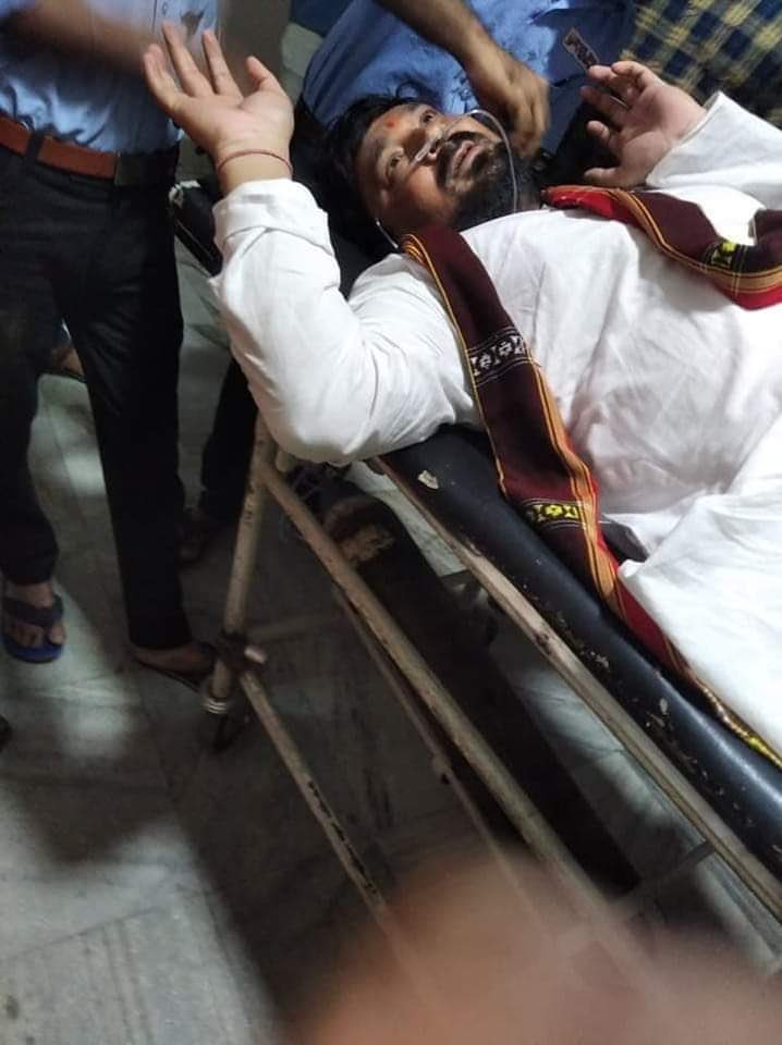 विधायक बिमान घोष की ये फोटो BJP के प्रदेश अध्यक्ष सुकांत मजूमदार ने ट्वीट की है। उन्होंने दावा किया कि बिमान घोष को बुरी तरह पीटा गया है।