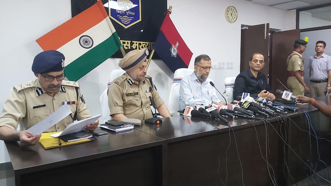 अधिकारियों से ली हालात की जानकारी, कई लोगों पर हो सकती है कार्रवाई | Firing-bombing in Nalanda and Sasaram for two days, two groups also clashed in Mungre - Dainik Bhaskar