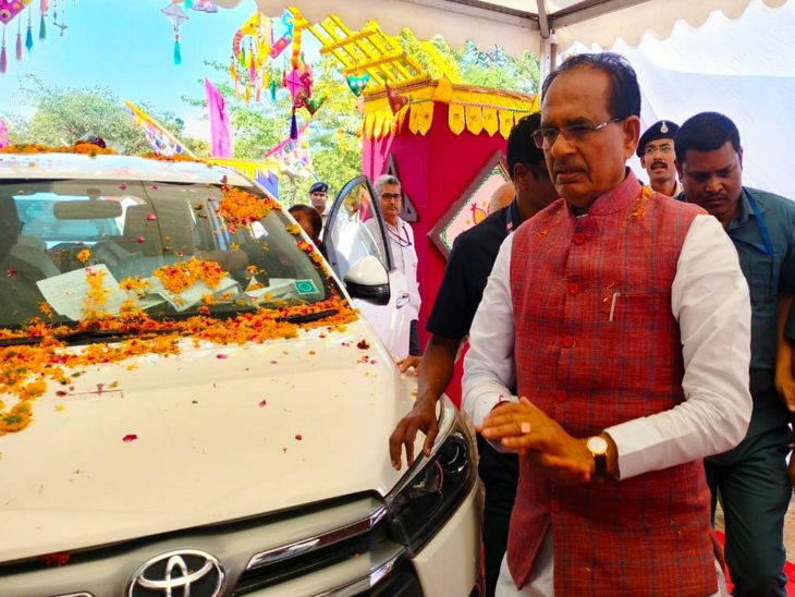 मुख्यमंत्री शिवराज सिंह चौहान मुख्यमंत्री आवासीय भू-अधिकार पत्र वितरण कार्यक्रम और महिला सम्मेलन में शामिल हुए।