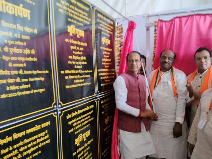 मुख्यमंत्री ने यहां कई विकास कार्यों का लोकार्पण और भूमिपूजन किया।