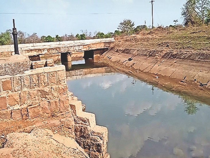 तार्रीभरदा. तालाब को भरने गंगरेल जलाशय से नहर में छोड़ा गया पानी। - Dainik Bhaskar