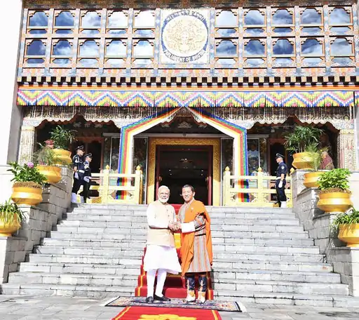 भूटान के किंग जिग्मे वांगचुक भारत के विदेश मंत्री एस जयशंकर से मिलते हुए।