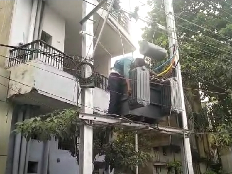 ट्रांसफॉर्मर के ऊपर काफी देर तक ऐसे ही पड़ा था युवक, लोगों ने पुलिस को दी थी इसकी सूचना।