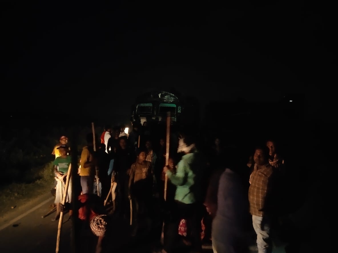लाठी-डंडे लेकर ग्रामीणों ने पुलिस वालों को गांव से खदेड़ा।