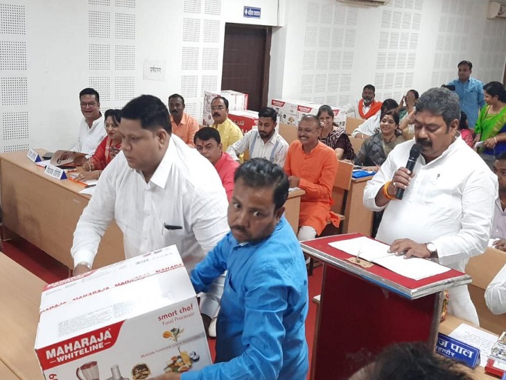 दिए गए गिफ्ट को रिश्वत करार देते हुए वापस करते भाजपा पार्षद