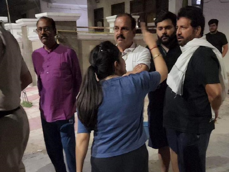 आपस में कहासुनी होती दोनों पक्षों की।