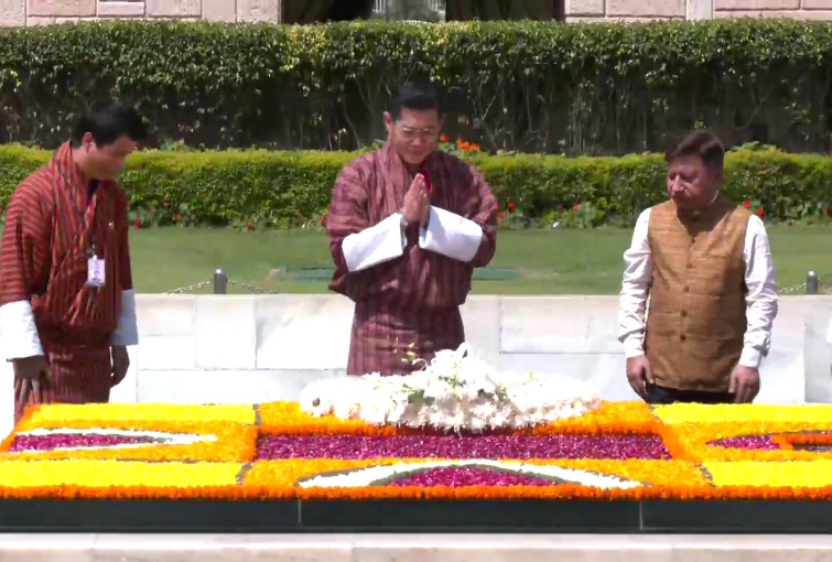 भूटान के राजा जिग्मे वांगचुक ने राजघाट पर श्रद्धांजलि अर्पित की।