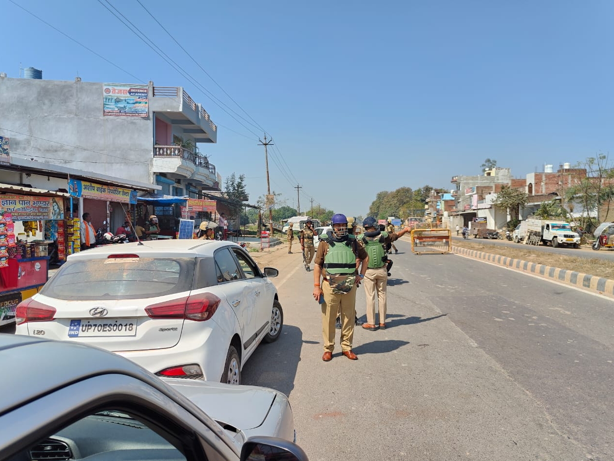उमेश पाल हत्याकांड के बाद हाईवे पर पुलिस चेकिंग कर रही थी।