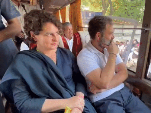 एयरपोर्ट से सेशन कोर्ट तक राहुल गांधी और उनकी बहन प्रियंका बस से गए। इस दौरान पूरे रास्ते में लोगों ने उनका अभिवादन किया।