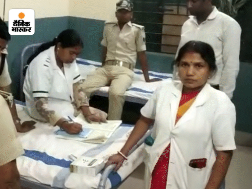 हमले के बाद पुलिस वाले सीधे अस्पताल पहुंचे। जहां इलाज के बाद उन्हें छुट्‌टी दे दी गई।