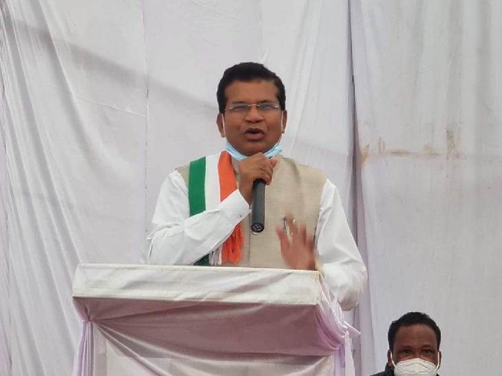 PCC चीफ छोड़ दिग्गज दिल्ली गए:मोहन मरकाम बोले-जब बुलाएंगे तब जाऊंगा, प्रदेश कांग्रेस में बदलाव की अटकलें; खड़गे ले सकते हैं बैठक 2 पीसीसी अध्यक्ष मोहन मरकाम ने कहा है कि जब बुलावा आएगा तब वो दिल्ली जाएंगे।