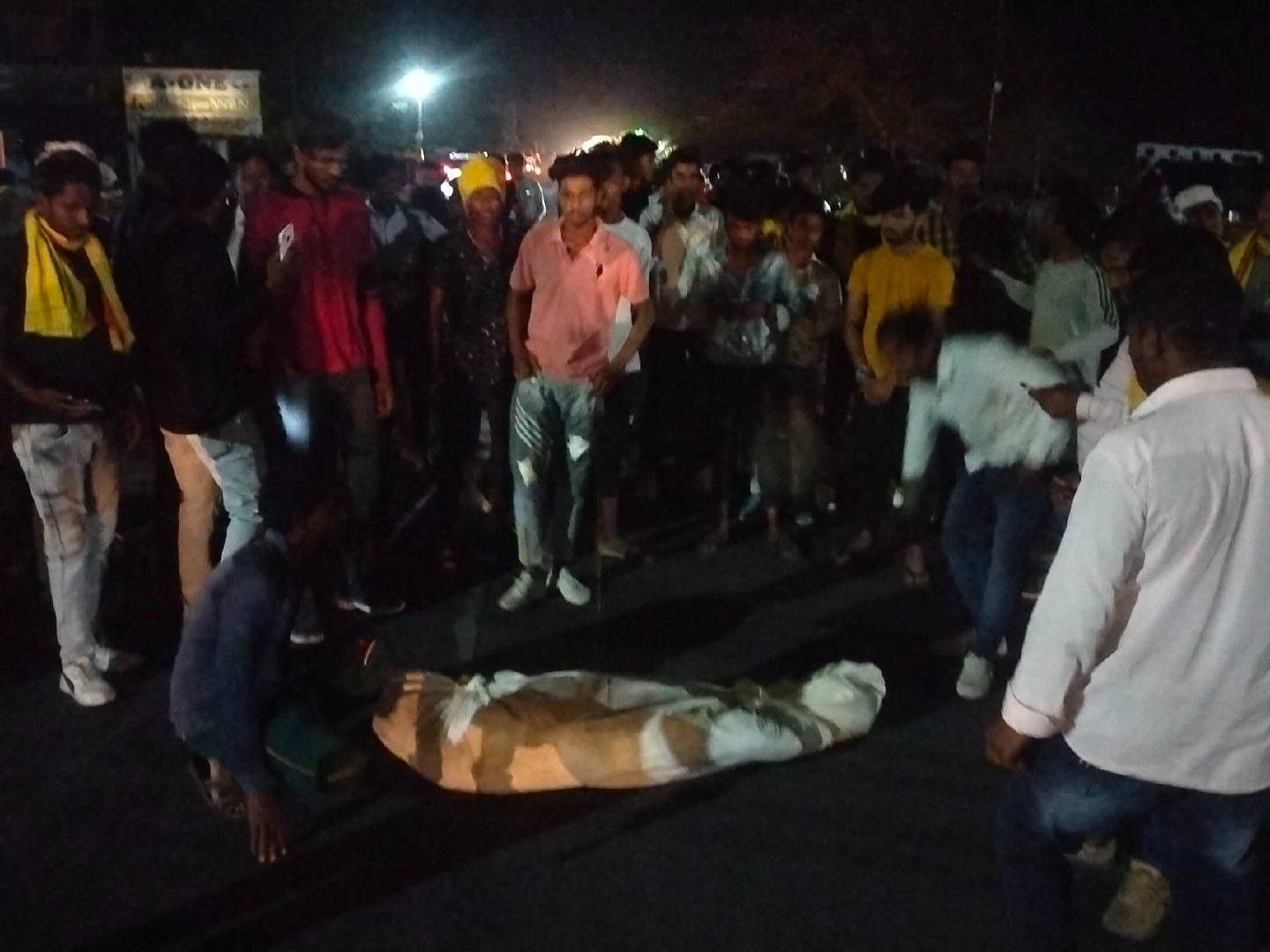 महू में 15 मार्च की रात एक आदिवासी युवती की मौत के बाद हंगामा हो गया था। भीड़ ने चौकी पर पथराव कर दिया। पुलिस ने बचाव में फायरिंग की थी, जिसमें एक युवक भेरुलाल की मौत हो गई और संजय कटारे के पैर में गोली लगी थी।