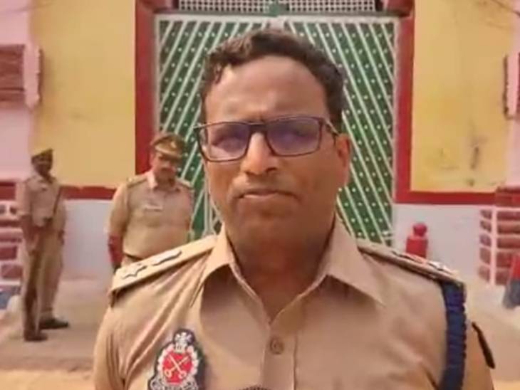 ये तस्वीर नैनी सेंट्रल जेल के अधीक्षक शशिकांत सिंह यादव की है।