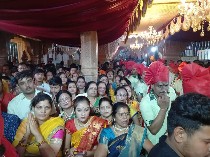 महाराष्ट्रीयन थीम पर मराठी वेशभूषा में नजर आए थे भक्त व भक्त मंडल के सदस्य