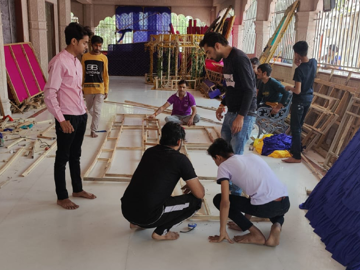 मंदिर परिसर में चल रहा है लकड़ी और कपड़ों से डिजाइन तैयार करने का काम।