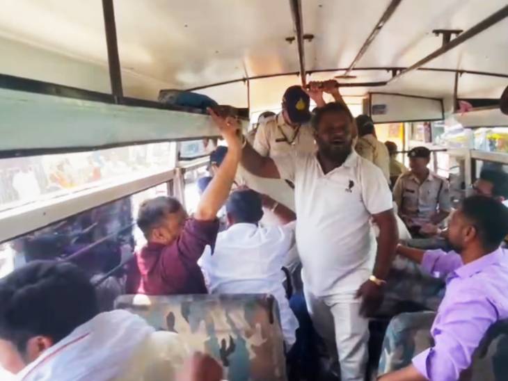 दस से ज्यादा कांग्रेस कार्यकर्ताओं को गिरफ्तार कर पुलिस कोतवाली थाना ले गई।