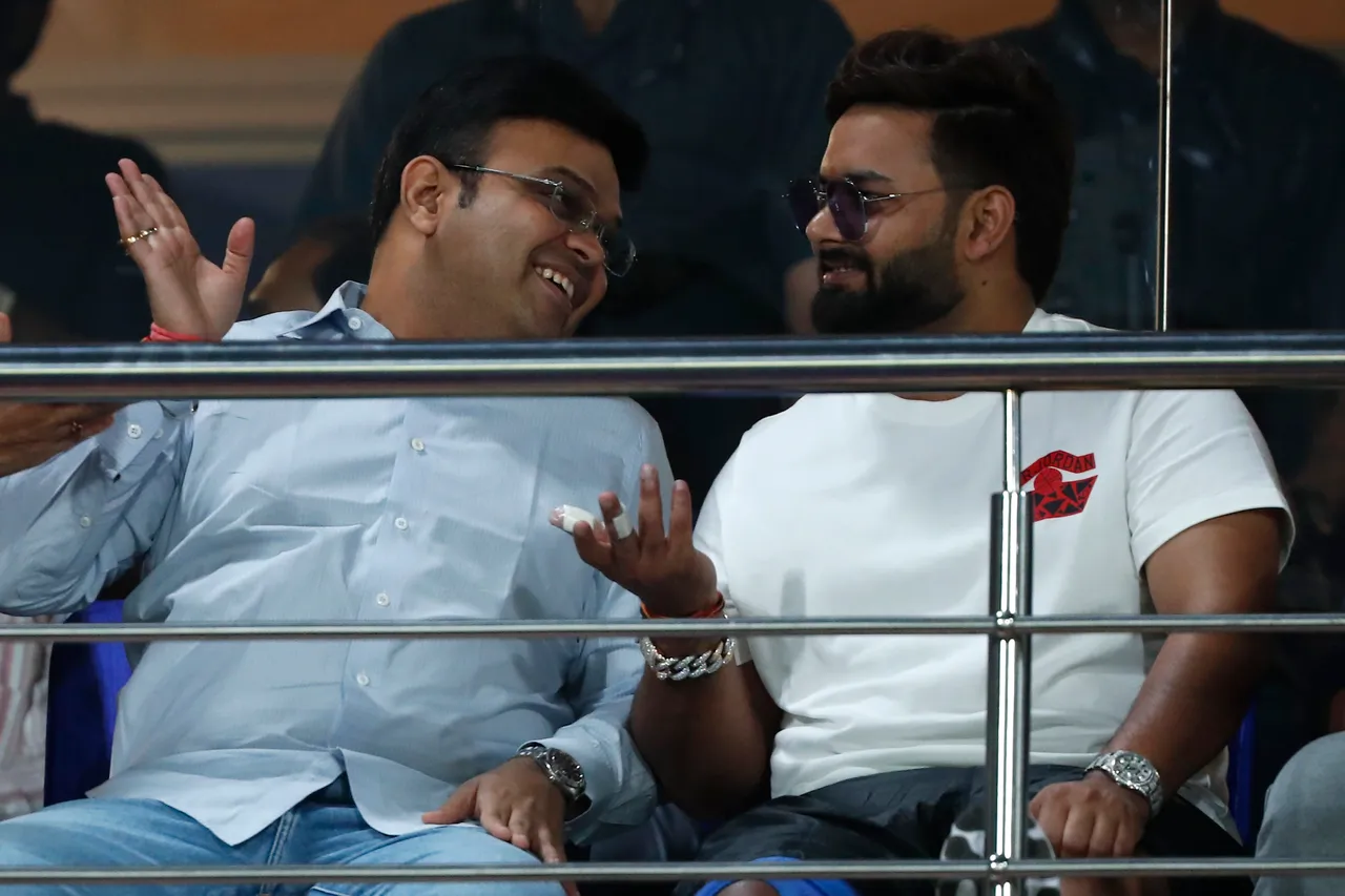 BCCI सचिव जय शाह से बात करते ऋषभ पंत।