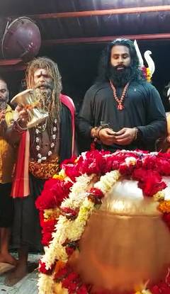 रिंकू सिंह ने वाराणसी के हरिश्चंद्र घाट स्थित बाबा मसाननाथ की पूजा की।