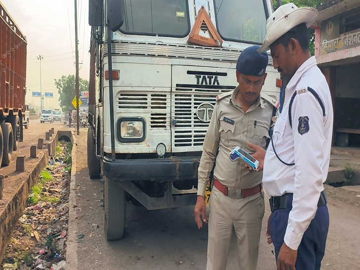 पुलिस ने ट्रक चालक और मालिकों पर फाइन भी ठोका।