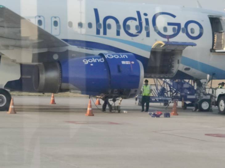 यह तस्वीर एक विमान यात्री ने खींची है। शमशाबाद में इंडिगो की फ्लाइट की इमरजेंसी लैंडिंग के बाद यात्रियों को दूसरी फ्लाइट में शिफ्ट किया गया।