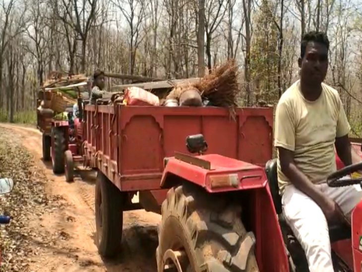 कोयबा से लेकर सोरनामाल तक 4 किमी की दूरी में 13 से ज्यादा मालवाहक वाहन नजर आए, जो घरेलू सामान लादकर निकल रहे थे।