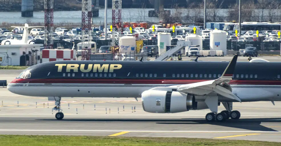 सोमवार को ट्रम्प अपने प्राइवेट जेट में बैठकर फ्लोरिडा से न्यूयॉर्क पहुंचे थे।