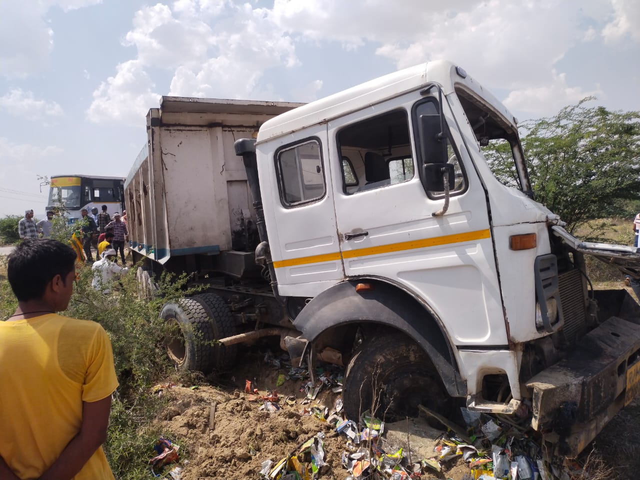 Accident while overtaking, tractor driver killed, dumper driver