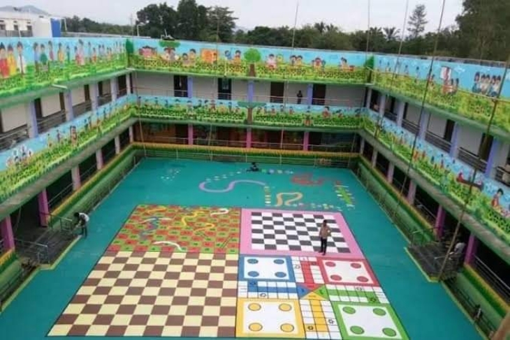 सरकार ने गरीब और सामान्य वर्ग के बच्चों के लिए बेहतर शिक्षा के लिए हाईटेक स्कूल तैयार किया है।
